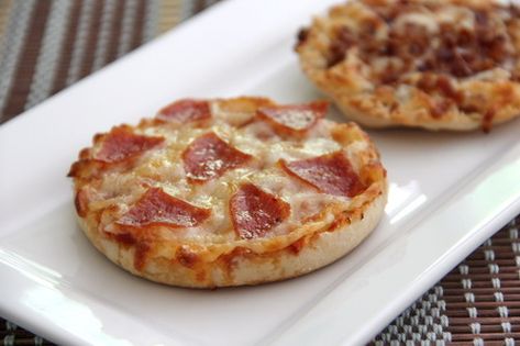 English Muffin Pizzas - bakedbyrachel.com Pizza For Kids, Toaster Oven Recipes, Pizza Recipes Pepperoni, English Muffin Pizza, English Muffin Recipes, Pickle Recipes, Appetizers For Kids, Pizza Muffins, Mild Italian Sausage