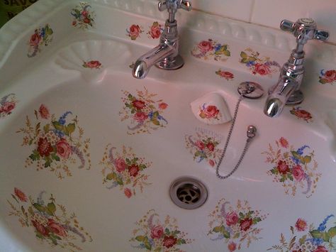 Pretty floral sink. Girlie Office, Floral Sink, Pink Bathrooms, Baños Shabby Chic, Floral Bathroom, Ideal Bathrooms, Shabby Chic Bathroom, Colorful Life, Rose Cottage