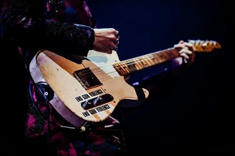 Harry Styles Horizontal Wallpaper, Harry Styles Guitar, Computer Wallpaper Hd, Harry Styles Lockscreen, Harry Styles Songs, Live On Tour, Harry Styles Live On Tour, Styled Desktop, Harry Styles Aesthetic