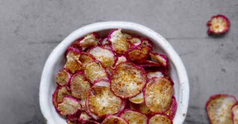 Chips Radis assaisonnées Radish Chips, Plat Vegan, Plats Healthy, Radish Recipes, Chips Recipe, Radishes, Marzipan, Oven Baked, Healthy Foods To Eat