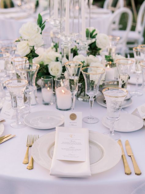 neutral place setting with gold silverware White And Gold Place Setting, White And Gold Wedding Tablescape, All White Wedding Place Setting, White Place Setting Wedding, Gold Flatware Wedding, Gold Charger Plates Wedding, Elegant Wedding Table Settings, White Place Setting, Wedding Reception Place Settings