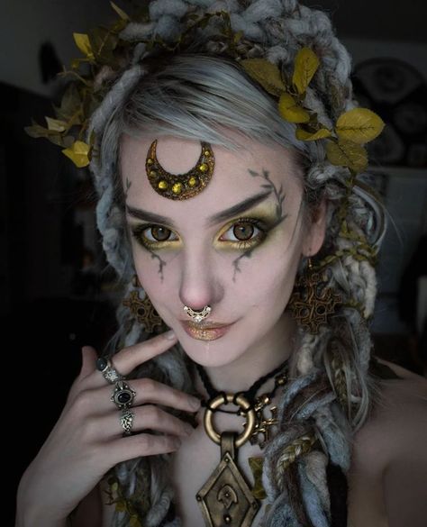 Moon On Forehead, Forehead Makeup, Pagan Makeup, Indoor Forest, Moth Girl, Goth Moth, Green Makeup, Fairy Makeup, Make Up Inspo