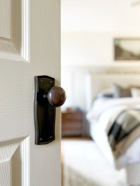 Updating your door knobs is an easy way to add character and style to your home. This often overlooked detail can have huge impacts on your space. Think of door knobs as a room’s first impression. Sure, furniture, paint colors and decor make of the heart of the room, but the first impression starts at the turn of a handle. Interior Door Knobs Ideas, Farmhouse Door Knobs, Door Knob Plates, Update Interior Doors, Craftsman Style Doors, Black Door Knobs, Crystal Door Knob, Oak Interior Doors, Interior Door Knobs