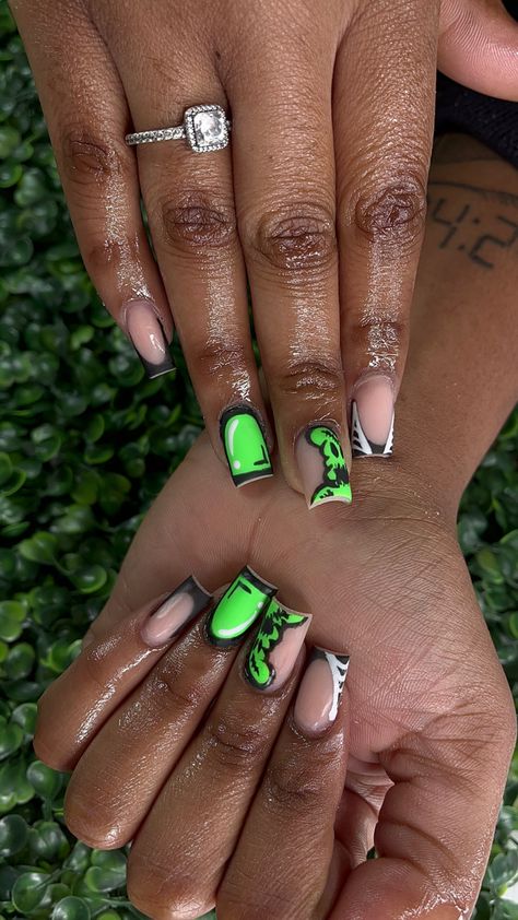 Short Holloween Nails 2021, Black And Green Halloween Nails Short, Halloween Birthday Nails Short, Short Green Halloween Nails, Short Hollowed Nails, Halloween Nails Acrylic Short Square, Short Spooky Nails Acrylic, Halloween Shorties, Holloween Nails Acrylic Short