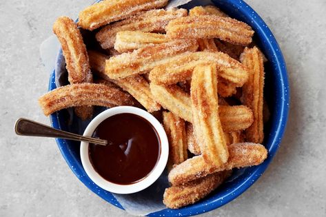 The Classics: Churros with Chocolate Dipping Sauce Christmas Party Dips, Churros And Chocolate, Chocolate Dipping, Chocolate Dipping Sauce, Churros Recipe, Cuban Food, Food Out, Chocolate Sauce, Gazpacho