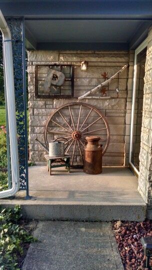 Rustic Country Wagon Wheel Decor, Rustic Front Porch, Spring Porch Decor, Rustic Porch, Wheel Decor, Country Porch, Farmhouse Front Porches, Garden Decor Diy, Funky Decor