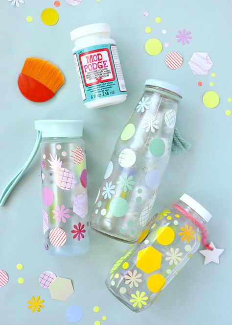 Mod Podge Reusable Water Bottles Dorm Room Makeover, Diy Dorm Room, Diy Dorm, Empty Water Bottle, Diy Water Bottle, Handmade Charlotte, Recycled Glass Bottles, Diy Upcycling, Diy And Crafts Sewing