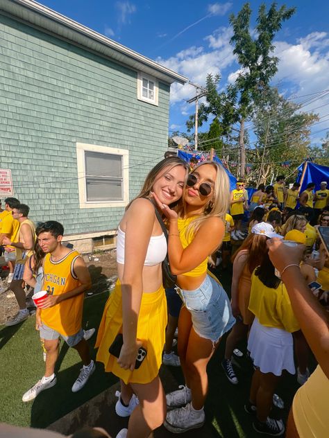 University Of Michigan Game Day Outfits, Umich Outfits, Umich Gameday, Umich Aesthetic, Michigan Game Day, Gameday Fits, Michigan Girl, Football Game Outfit, College Aesthetic