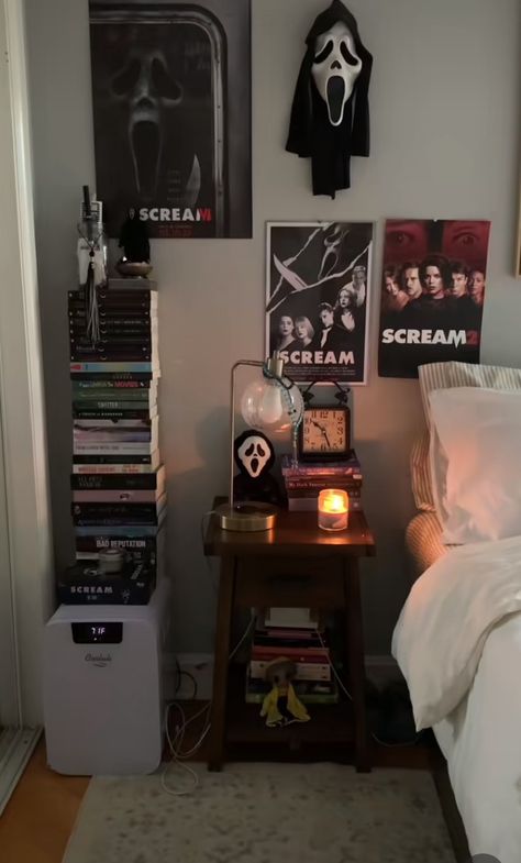 Horror Room Ideas, Horror Room, Chambre Inspo, Scream Ghostface, Halloween Bedroom Decor, Halloween Bedroom, Halloween Room Decor, Home Decor Aesthetic, Wallpaper Home Decor