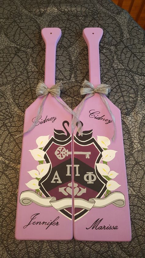 Hand painted by me for my littles! Twin paddles! Twin Paddles Sorority, Sorority Paddles Twins, Paddle Painting Ideas, Sorority Paddles Unique, Greek Paddles Sorority, Frat Paddles, Paddle Sorority Big, Fraternity Paddles, Sorority Graduation