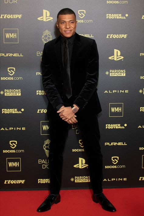 Kylian Mbappé wore a dior men’s collection black velvet suit, a black classic collar shirt, a black silk tie with a pair of black patent leather derbies, all by Kim Jones, to the Ballon d’Or ceremony. Mbappe In A Suit, Neymar In Black Suit, Kylian Mbappe Suit, Kylian Mbappe In A Suit, Neymar Black Suit, Black Velvet Suit, French Football Players, Fashion Collection Inspiration, Football Players Photos