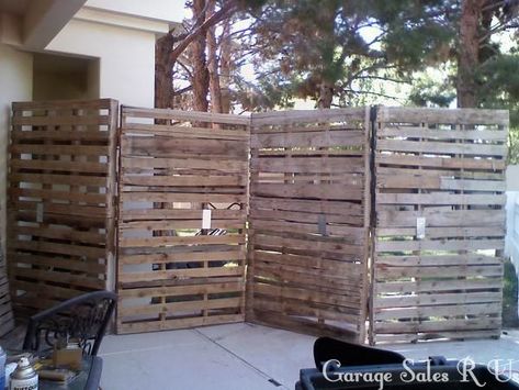 Pallet Privacy Fences, Pallet Board Wall, Garden Pallet Decorations, Pallet Backdrop, Diy Pallet Wall, Pallet Walls, Pallet Wedding, Pallet Fence, Privacy Fence Designs