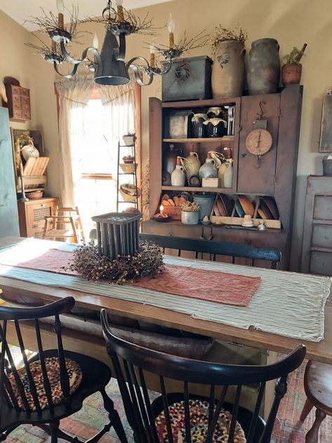 My prim dining room Primitive Dining Room Ideas, Dining Table Center Piece, Houses Simple, Colonial House Interior, Primitive Dining Room, Cute Home Ideas, Country Decorations, Primitive Dining Rooms, Primitive Decorating Ideas