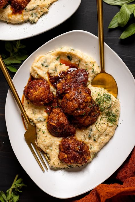 This Nashville Hot Cauliflower + Kale Grits will be ranked one of the best dishes eaten in your household, believe me! Based with creamy grits Vegetarian Grits Recipes, Healthy Southern Food, Vegan Southern Food, Nashville Hot Cauliflower, Nashville Chicken, Minding My Business, Delicious Vegetarian Dinner, Creamy Grits, Cauliflower Wings