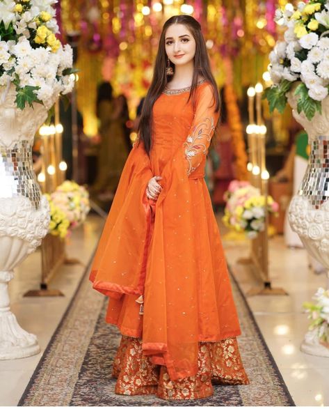 Lehnga Frock Dress, Mehndi Dress Designs Simple Frock, Dress Designs For Girls, Pakistani Women Dresses, Mehndi Dress, Womens Trendy Dresses, Pakistani Wedding Outfits, Pakistani Fancy Dresses, Pakistani Dresses Casual