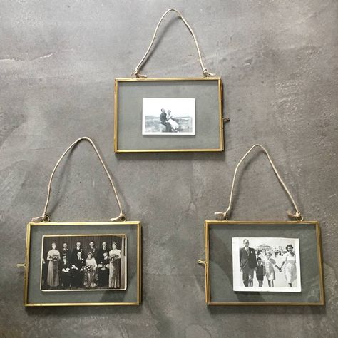 Are you interested in our hanging photo frame? With our brass photo frame you need look no further. Shelves Wall Decor, Free Printable Wedding Invitations, Vintage Inspired Bedroom, Luxury Baby Shower, Brass Photo Frame, Baby Shower Pictures, Antique Brass Frame, Brass Picture Frames, Display Family Photos