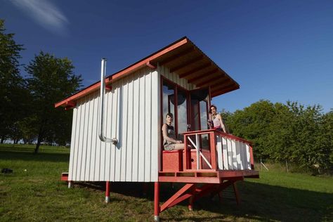 The Pin-up Cabin You Can Build Yourself Using Simple Plans Patio Roof Covers, Micro House Plans, Hot Tub Pergola, Tiny House Exterior, Diy Tiny House, Building A Cabin, Micro House, Architecture Model Making, Tiny Cabin