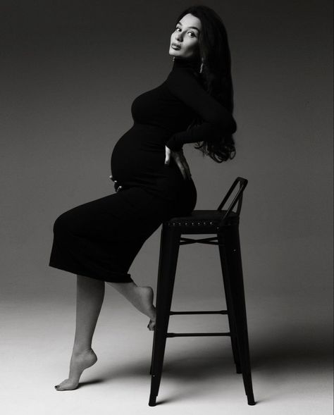 Pregnancy Photo Shoot Outfits, Maternity Shoot Poses Mom, Pregnancy Photoshoot Outfits, Maternity Shoot Outfits, Black Dress Maternity Pictures, Classy Maternity Shoot, Maternity Photography Outfits, Photo Shoot Poses, Studio Maternity Shoot