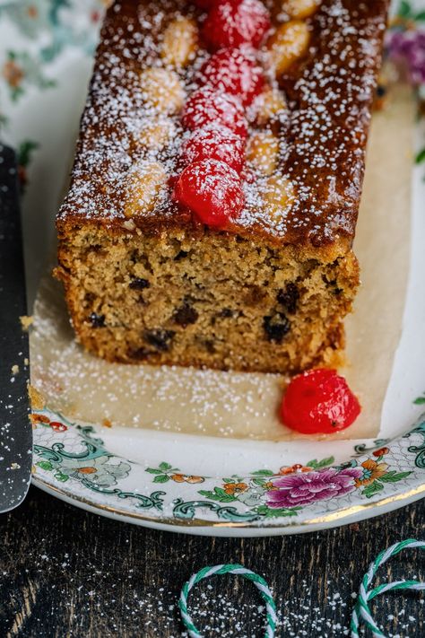 Mary Berry's Mincemeat Loaf Cakes are quick, easy and delicious! Perfect for sharing during the holidays. Bake in an air fryer or the oven. Mincemeat Loaf Cake, Air Fryer Loaf Cake, Christmas Loaf Cakes, Mincemeat Cake Recipe, Loaf Tin Recipes, Mincemeat Recipes, Mincemeat Cake, Christmas Loaf, Fruit Cake Recipe Easy