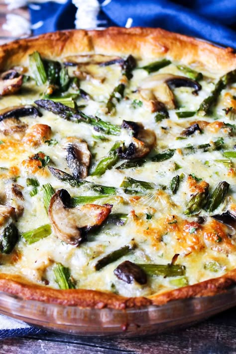 Asparagus and Mushroom Quiche Quiche Tomato, Mushroom Asparagus, Pie Savory, Asparagus Mushroom, Easy Asparagus Recipes, Asparagus Quiche, Mushroom Quiche, Hearty Snacks, Asparagus And Mushrooms