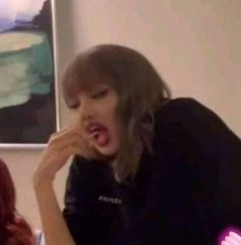 Evie Grimhilde, Lisa Hair, Blackpink Meme, Memes Blackpink, Instagram Photo Frame, Filipino Funny, Blackpink Memes, Reaction Face, Lisa Bp