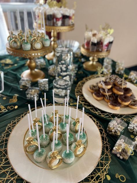 Emerald Green Quince Cake, Green Quinceanera Cake, Emerald Centerpieces, Emerald Green Dessert Table, Green And Gold Quince, Quinceañera Food, Emerald Green Sweet 16, Gold And White Color Scheme, Emerald Quince