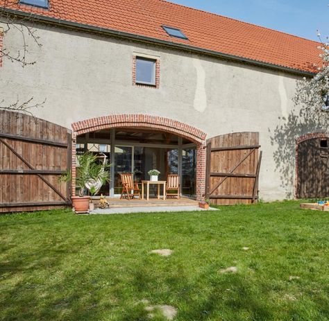 Terrasse hinter großen Toren: In dieser umgebauten Scheune im sächsischen Frankenthal wohnt die Architektin Anja Klinger mit ihrer Familie Building A Shed Roof, Interior Design Living Room Modern, Farmhouse Renovation, Barn Renovation, Converted Barn, Farmhouse Remodel, Backyard Sheds, Shed Homes, Barn Conversion