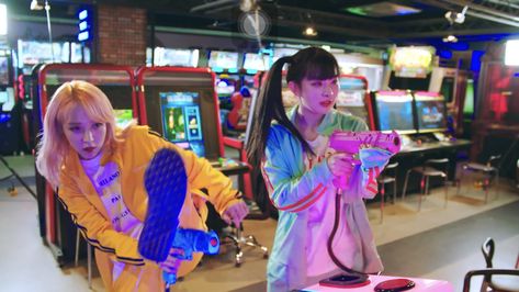 Partner Poses, Arcade Photoshoot, Human Portrait, Magical Girl Aesthetic, Summer City, People Poses, Female Pose Reference, Body Reference Poses, Human Poses Reference