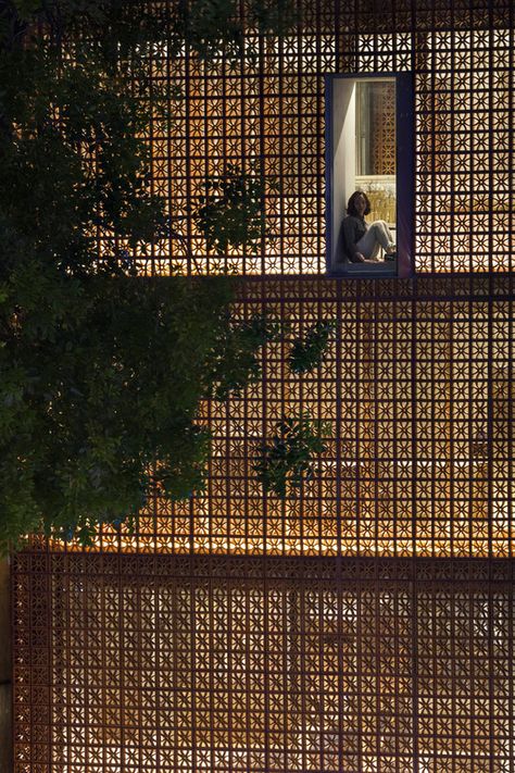 © Hiroyuki Oki Vo Trong Nghia, Exterior Facade, Facade Lighting, The Lantern, Brick Facade, Building Facade, Roof Garden, Facade Architecture, Brickwork