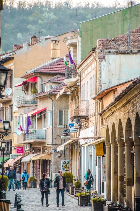 Veliko Tarnovo Bulgaria, Stara Zagora, Veliko Tarnovo, East Europe, A Castle, Pretty Places, Historic Buildings, Europe Travel, Romania