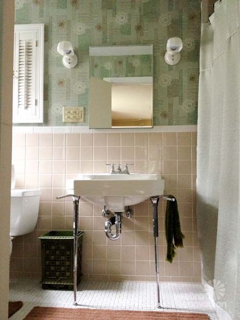 We have exactly this color tile in our apartment bathroom. I never thought to accent with green! Tan Tile Bathroom, Bathroom Beige Tile, Retro Bathroom Tile, Yellow Bathroom Tiles, Bathroom Beige, Bathroom Renovation Diy, Makeover Kamar Mandi, Farrow & Ball, Simple Bathroom Remodel