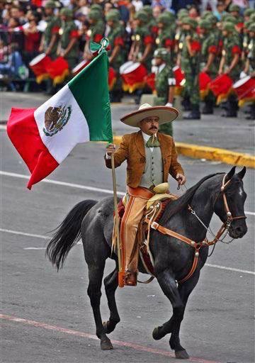 Traje de #CHARRO, que no es lo mismo #MARIACHI y la mayoria de la gente se confunde Mexico City Zocalo, Mexico People, Mexico Wallpaper, Independence Day Parade, Mexican Folklore, Mexican Independence Day, Mexican Independence, Spanish Heritage, Mexican Culture Art