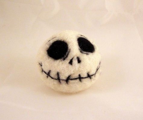 Jack Skellington Head, Jack Y Sally, Needle Felting Diy, Wet Felting Projects, Felt Beads, Felt Halloween, Felt Jewelry, Needle Felting Projects, Felt Decorations