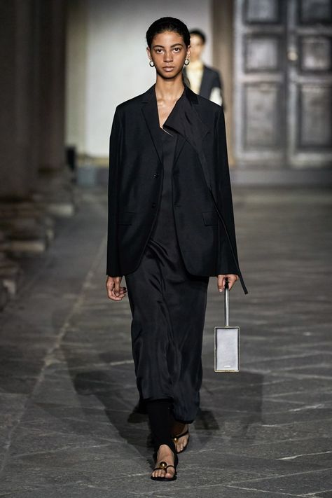 Jil Sander SS20 Adidas Outfit Women, Outfits New York, All Black Fashion, White Outfit, Fashion Weeks, 가을 �패션, Fashion Show Collection, Edgy Outfits, Fashion 2020