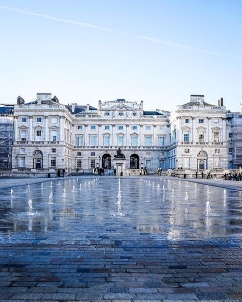 #SomersetHouse vibes from @daveburt 😍 ||... | instagram.com/London Medieval Aesthetics, London Photoshoot, Swinging London, Somerset House, Palace Garden, House London, Iconic London, Public Realm, London Landmarks