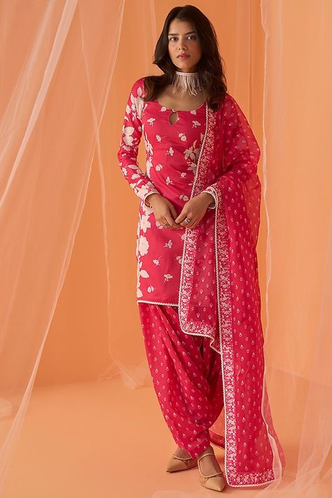 Hot Pink Chanderi Floral Printed Kurta Set Design by Lashkaraa at Pernia's Pop Up Shop 2023 Half Saree Lehenga, Punjabi Dress, Punjabi Suit, Casual Saree, Straight Kurta, Party Wear Indian Dresses, Salwar Kameez Designs, Indian Fashion Designers, Stone Work