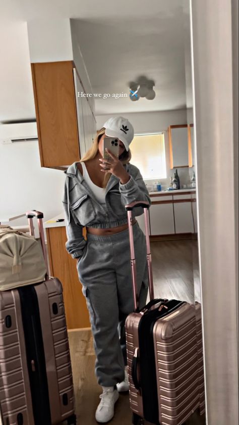 Comfy but cute long haul flight outfit Airport Outfit Comfy Long Flight, Long Haul Flight Outfit, Airport Outfit Comfy, Comfy Airport Outfit, Flight Outfit, Long Haul Flight, Long Flights, Long Haul, Airport Outfit