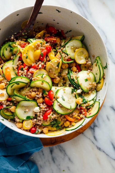 Cous cous and zucchini salad Healthy Barbecue, Mediterranean Couscous Salad, Couscous Salad Recipes, Mediterranean Couscous, Summertime Salads, Couscous Salat, Squash Pasta, Potluck Dishes, Couscous Salad