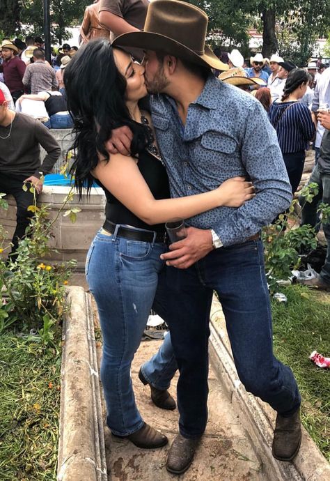 Baile Outfits Jaripeo, Baile Outfits, Mexican Couple, Country Couple Pictures, Cute Country Couples, Cowgirl Boots Outfit, Outfits For Mexico, Fiesta Outfit, Mexican Outfit