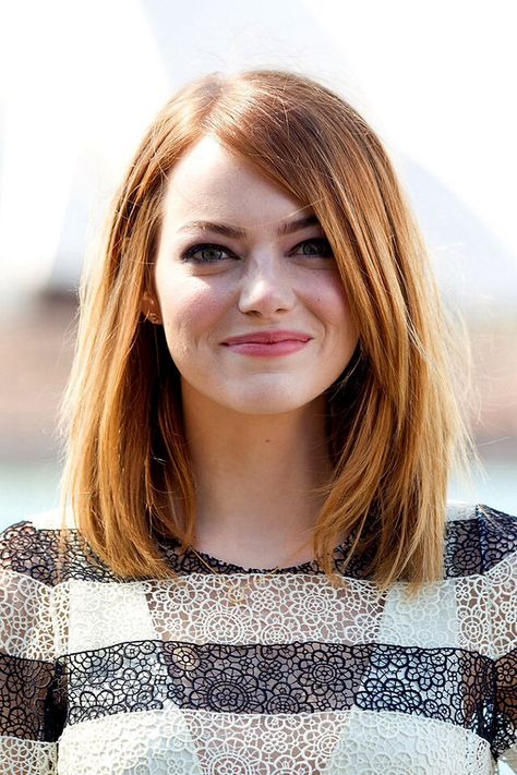 #emmastone Teenage Hairstyles, Straight Hairstyles Medium, Flattering Hairstyles, Costume Noir, Super Hair, Shoulder Length Hair Cuts, Round Face Haircuts, Long Bob Hairstyles, Trendy Hair Color