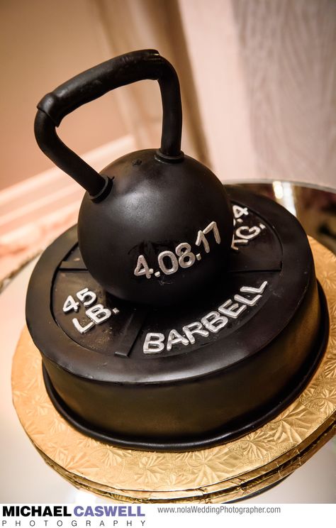 Barbell Cake Design For Gym Lover, Barbell Cake Ideas, Gym Cakes For Women, Fitness Cake Design, Cake For Gym Lover, Barbell Cake, Weightlifting Cake, Crossfit Cake, Grooms Cake Tables