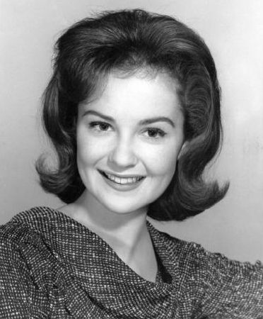 Shelley Fabares played "Mary Stone" on "The Donna Reed Show". Shelley Fabares, The Donna Reed Show, Movie Trivia, Jacqueline Bisset, Donna Reed, Famous Photos, Movie Facts, Hollywood Fashion, Tv Stars