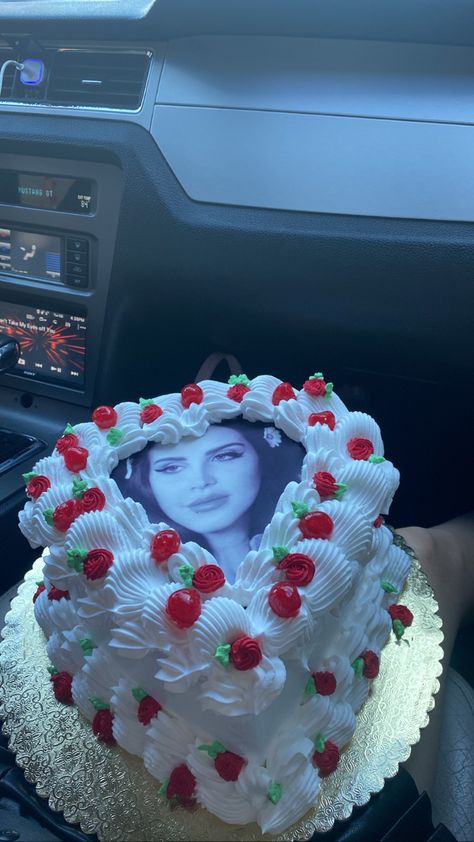 Cake Lana Del Rey Lana Del Rey Pasta, Lana Cake Ideas, Lana Del Rey Cake Birthday Ideas, Lana Del Rey Cake Birthday, Lana Del Rey Birthday Party, Lana Del Rey Party, Lana Del Rey Birthday Cake, Lana Del Rey Birthday, Lana Del Rey Cake