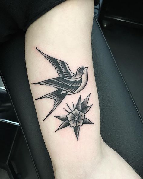 🔎 Swallow Tattoo Design, Vogel Tattoo, Traditional Tattoo Inspiration, Sparrow Tattoo, Swallow Tattoo, Neck Tattoo For Guys, Cool Tattoos For Guys, 3d Tattoos, Old Tattoos