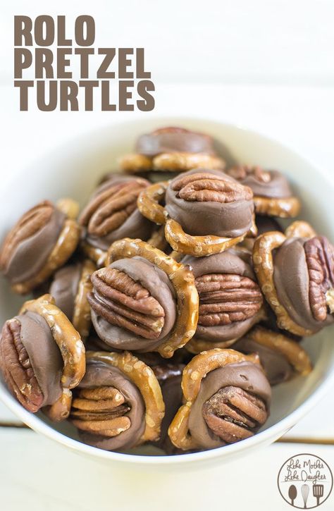 Pretzel Rolo Turtles - this tasty recipe only has 3 ingredients, take less than 10 minutes to make, and are a perfect sweet and salty treat. They're perfect to munch on or for a neighbor treat for the holidays. Rolo Turtles, Pretzel Rolo, Pretzel Turtles, Rolo Pretzels, Salty Treats, Covered Pretzels, Like Mother Like Daughter, Dessert Aux Fruits, Chocolate Covered Pretzels