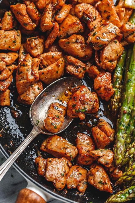 Garlic Butter Chicken Bites and Lemon Asparagus - #chicken #recipe #eatwell101 - So much flavor and so easy to throw together, this chicken and asparagus recipe is a winner for dinnertime! - #recipe by #eatwell101 Garlic Butter Chicken Bites, Butter Chicken Bites, Asparagus Chicken, Chicken And Asparagus, Wallpaper Food, Lemon Asparagus, Berbuka Puasa, Garlic Butter Chicken, Chicken Bites