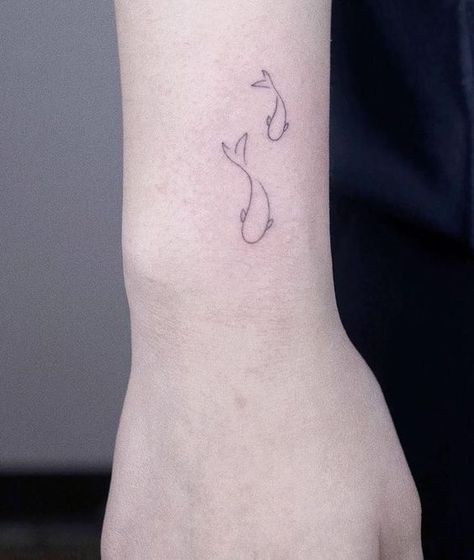 Simple Fish Tattoo, Small Fish Tattoos, A Small Tattoo, Tato Ikan Koi, Best Small Tattoos, Tattoo Placements, Tattoo Diy, Tattoo Trend, Shape Tattoo