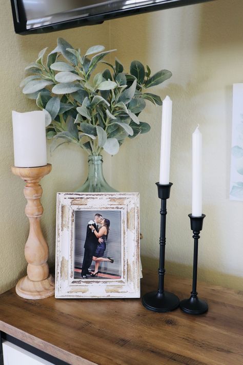 Picture Frames Table Display, Picture Frames On Side Table, Picture Frame Table Decor, Picture Frames On Table, Frames On Table, Farmhouse Flip, Sofa Table Ideas, Picture Frame Table, Simple Candle