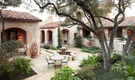 Beautiful Courtyards, Traditional Courtyard, Mediterranean Landscape Design, Architecture Residence, Mediterranean Courtyard, Design Per Patio, Spanish Courtyard, Mediterranean Exterior, Courtyard Gardens