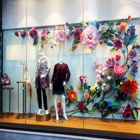 Anthropologie Window Display, Anthropologie Display, Spring Window Display, Display Visual Merchandising, Decoration Vitrine, Store Window Display, Store Window Displays, Visual Merchandising Displays, Spring Window